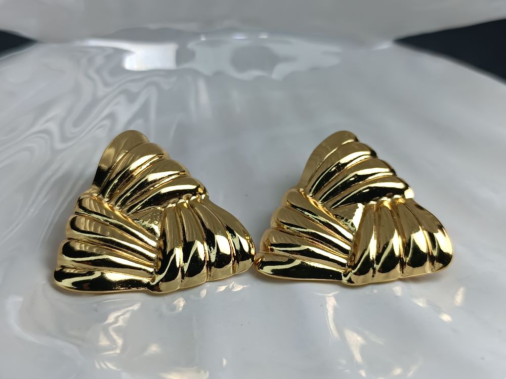 Χρυσά Γεωμετρικά Σκουλαρίκια Τρίγωνο από Ανοξείδωτο Ατσάλι – Εντυπωσιακά (ΚΩΔ:5569) Χρυσά Γεωμετρικά Σκουλαρίκια Τρίγωνο από Ανοξείδωτο Ατσάλι – Εντυπωσιακά (ΚΩΔ:5569)