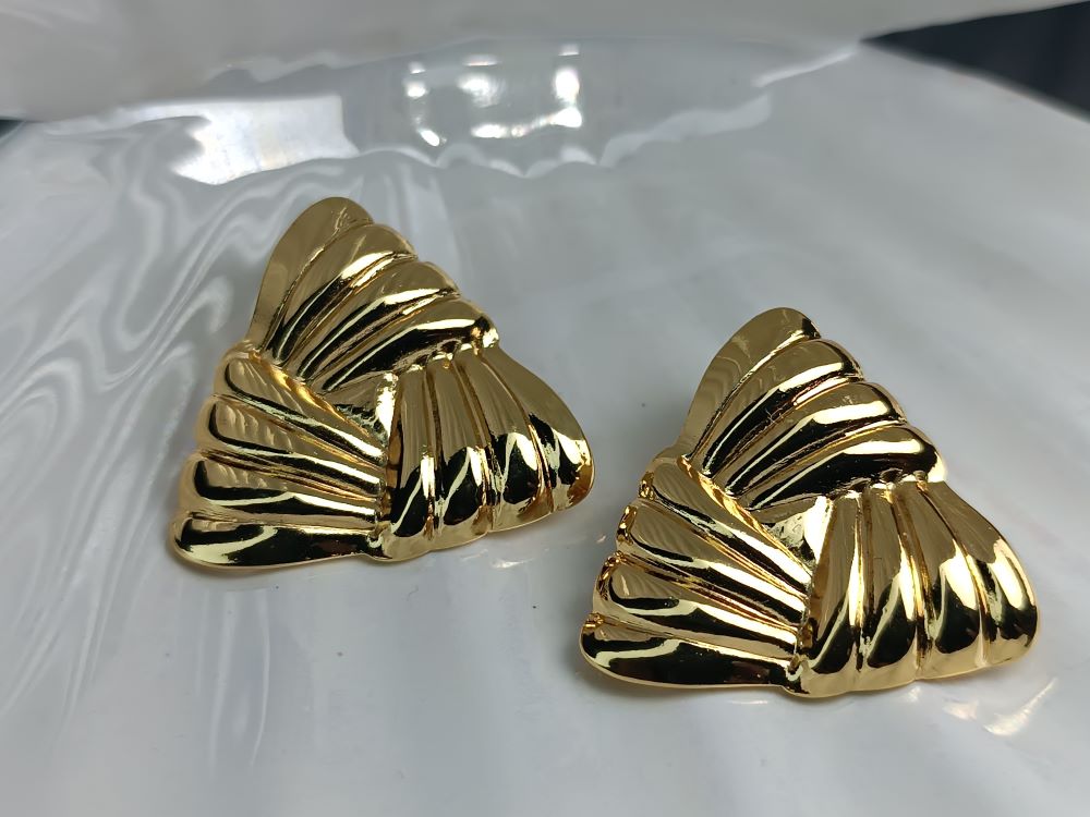 Χρυσά Γεωμετρικά Σκουλαρίκια Τρίγωνο από Ανοξείδωτο Ατσάλι – Εντυπωσιακά (ΚΩΔ:5569) Χρυσά Γεωμετρικά Σκουλαρίκια Τρίγωνο από Ανοξείδωτο Ατσάλι – Εντυπωσιακά (ΚΩΔ:5569)