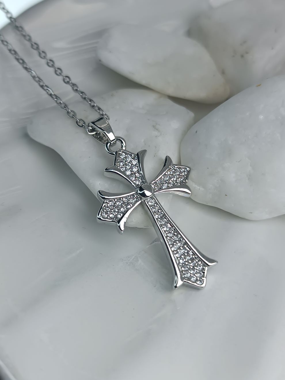 Ασημί Σταυρός με Λευκές Πέτρες – Γυναικείο Κολιέ από Ατσάλι (ΚΩΔ:8472) Ασημί Σταυρός με Λευκές Πέτρες – Γυναικείο Κολιέ από Ατσάλι (ΚΩΔ:8472)