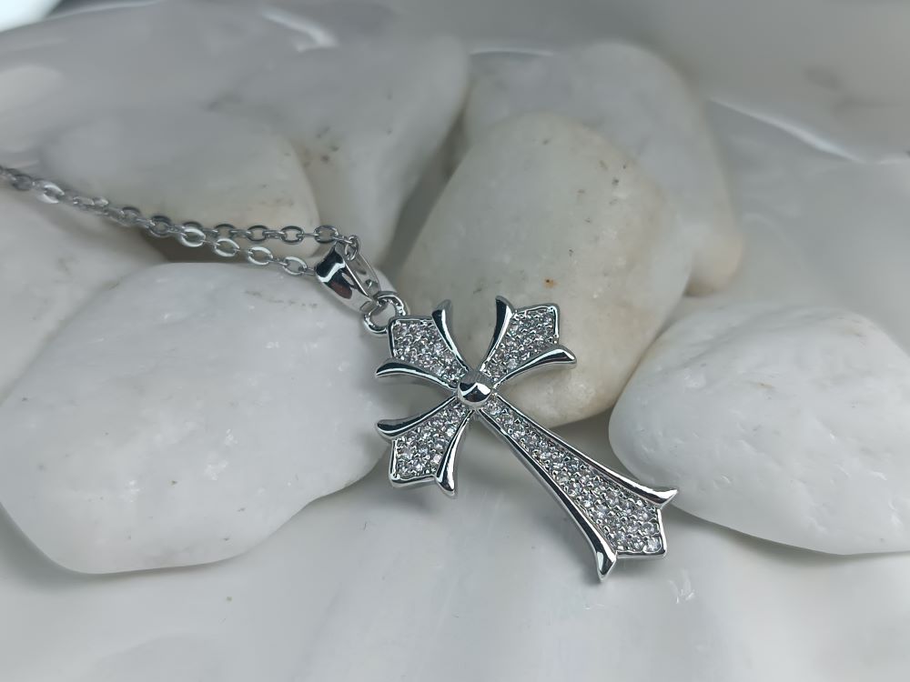 Ασημί Σταυρός με Λευκές Πέτρες – Γυναικείο Κολιέ από Ατσάλι (ΚΩΔ:8472) Ασημί Σταυρός με Λευκές Πέτρες – Γυναικείο Κολιέ από Ατσάλι (ΚΩΔ:8472)