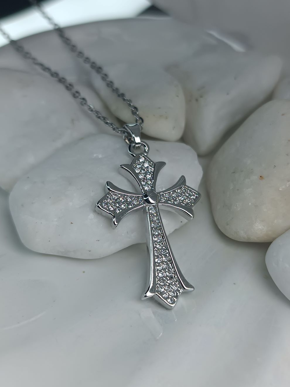 Ασημί Σταυρός με Λευκές Πέτρες – Γυναικείο Κολιέ από Ατσάλι (ΚΩΔ:8472) Ασημί Σταυρός με Λευκές Πέτρες – Γυναικείο Κολιέ από Ατσάλι (ΚΩΔ:8472)