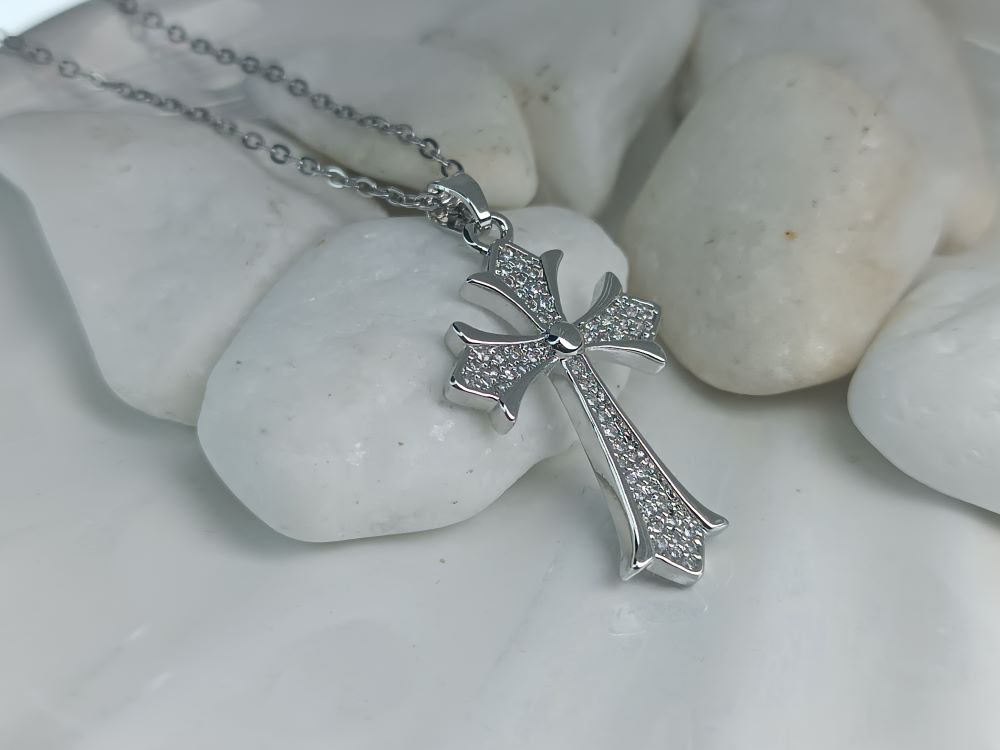Ασημί Σταυρός με Λευκές Πέτρες – Γυναικείο Κολιέ από Ατσάλι (ΚΩΔ:8472) Ασημί Σταυρός με Λευκές Πέτρες – Γυναικείο Κολιέ από Ατσάλι (ΚΩΔ:8472)
