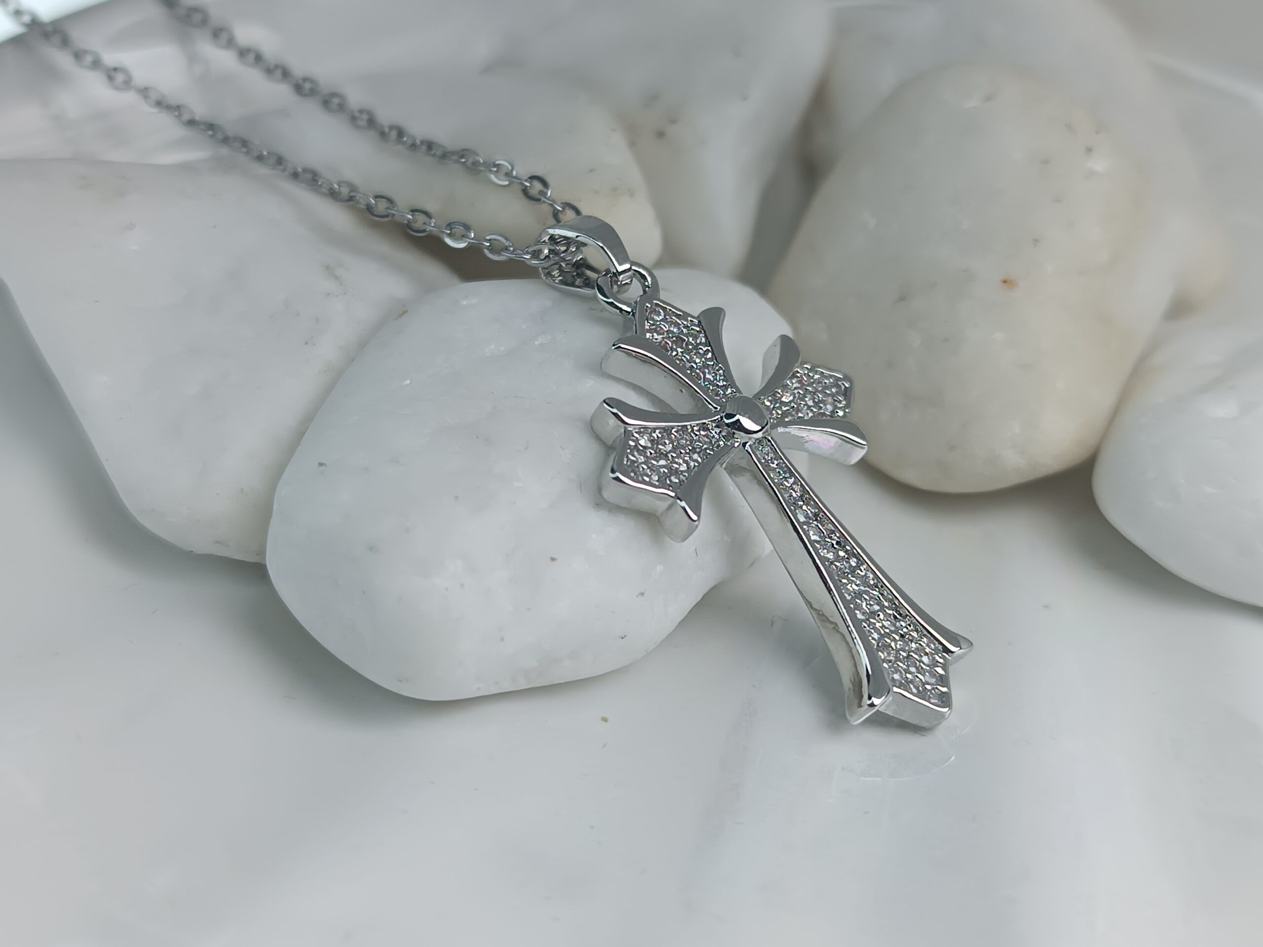 Ασημί Σταυρός με Λευκές Πέτρες – Γυναικείο Κολιέ από Ατσάλι (ΚΩΔ:8472) Ασημί Σταυρός με Λευκές Πέτρες – Γυναικείο Κολιέ από Ατσάλι (ΚΩΔ:8472)