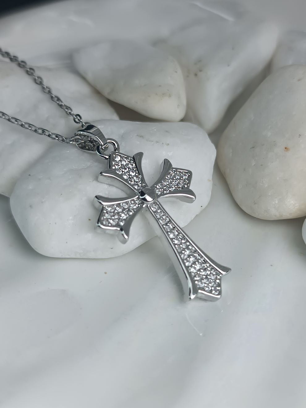 Ασημί Σταυρός με Λευκές Πέτρες – Γυναικείο Κολιέ από Ατσάλι (ΚΩΔ:8472) Ασημί Σταυρός με Λευκές Πέτρες – Γυναικείο Κολιέ από Ατσάλι (ΚΩΔ:8472)