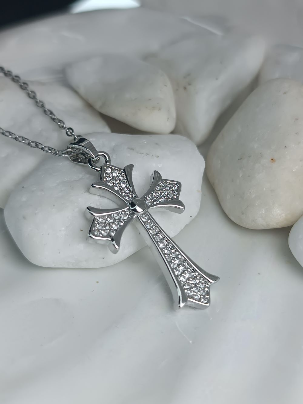 Ασημί Σταυρός με Λευκές Πέτρες – Γυναικείο Κολιέ από Ατσάλι (ΚΩΔ:8472) Ασημί Σταυρός με Λευκές Πέτρες – Γυναικείο Κολιέ από Ατσάλι (ΚΩΔ:8472)