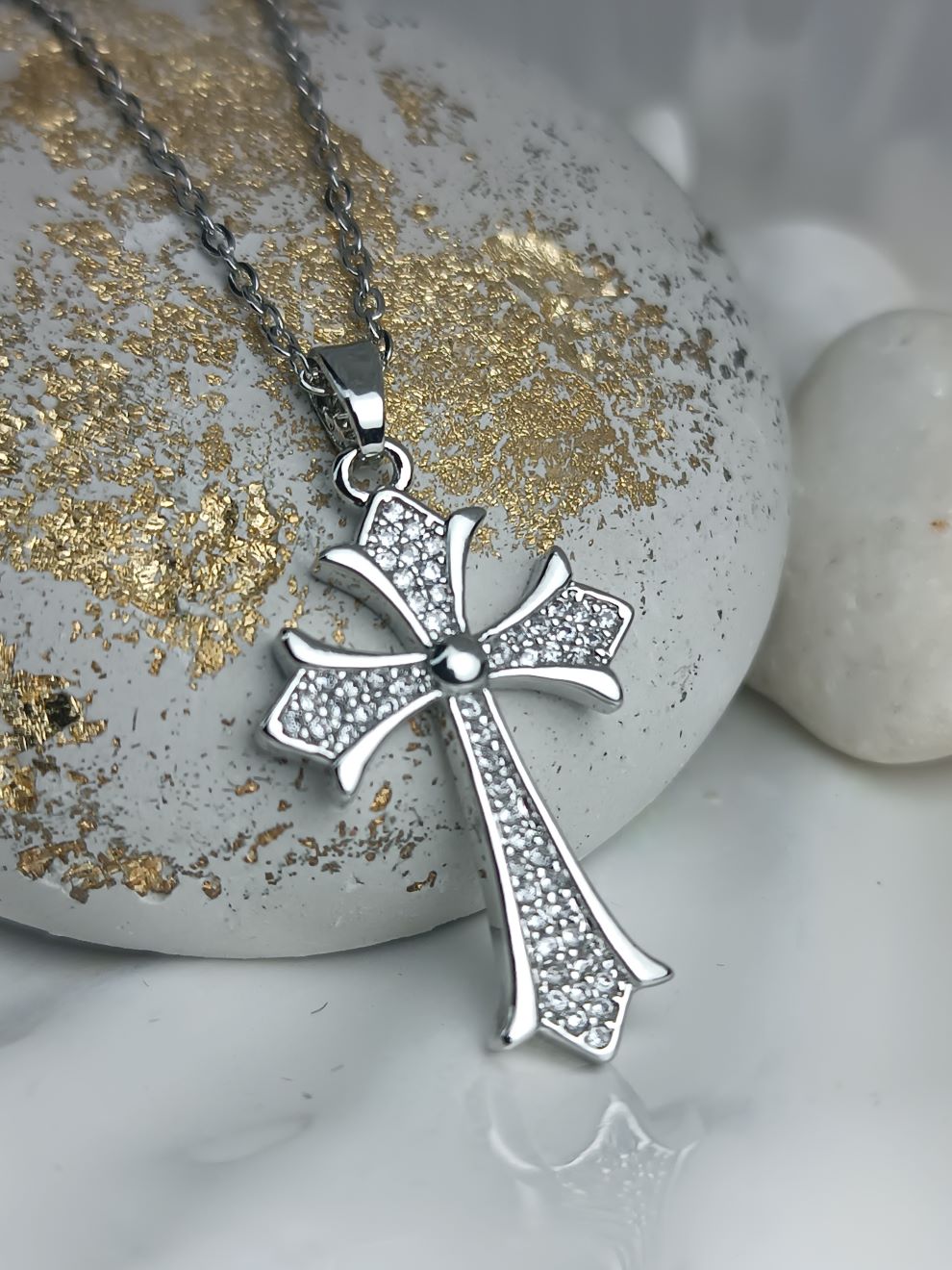 Ασημί Σταυρός με Λευκές Πέτρες – Γυναικείο Κολιέ από Ατσάλι (ΚΩΔ:8472) Ασημί Σταυρός με Λευκές Πέτρες – Γυναικείο Κολιέ από Ατσάλι (ΚΩΔ:8472)