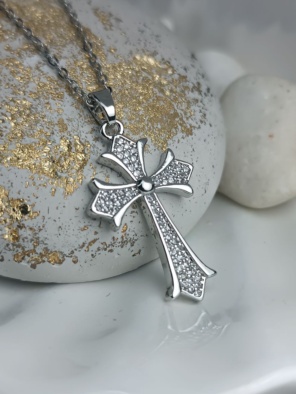 Ασημί Σταυρός με Λευκές Πέτρες – Γυναικείο Κολιέ από Ατσάλι (ΚΩΔ:8472) Ασημί Σταυρός με Λευκές Πέτρες – Γυναικείο Κολιέ από Ατσάλι (ΚΩΔ:8472)