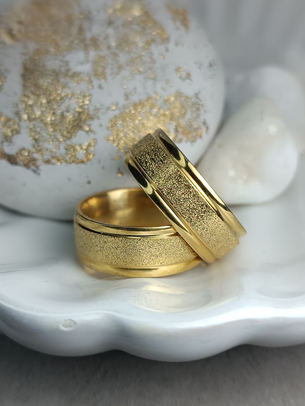 Χρυσές Φαρδιές Βέρες με Σαγρέ Υφή & Γυαλιστερό Φινίρισμα | Kosmimatomania.gr Χρυσές Φαρδιές Βέρες με Σαγρέ Υφή & Γυαλιστερό Φινίρισμα | Kosmimatomania.gr