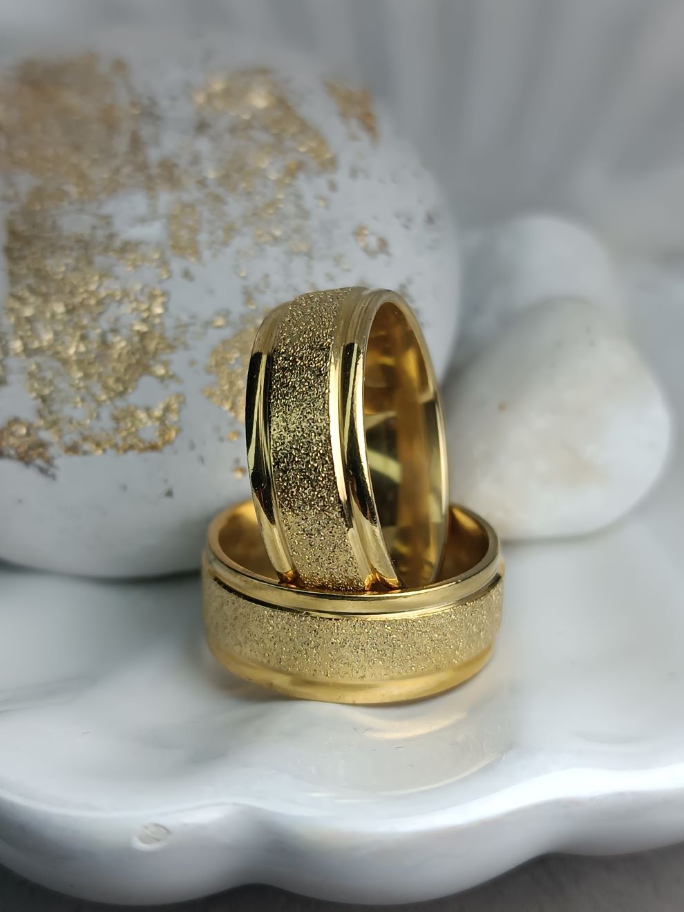 Χρυσές Φαρδιές Βέρες με Σαγρέ Υφή & Γυαλιστερό Φινίρισμα | Kosmimatomania.gr Χρυσές Φαρδιές Βέρες με Σαγρέ Υφή & Γυαλιστερό Φινίρισμα | Kosmimatomania.gr