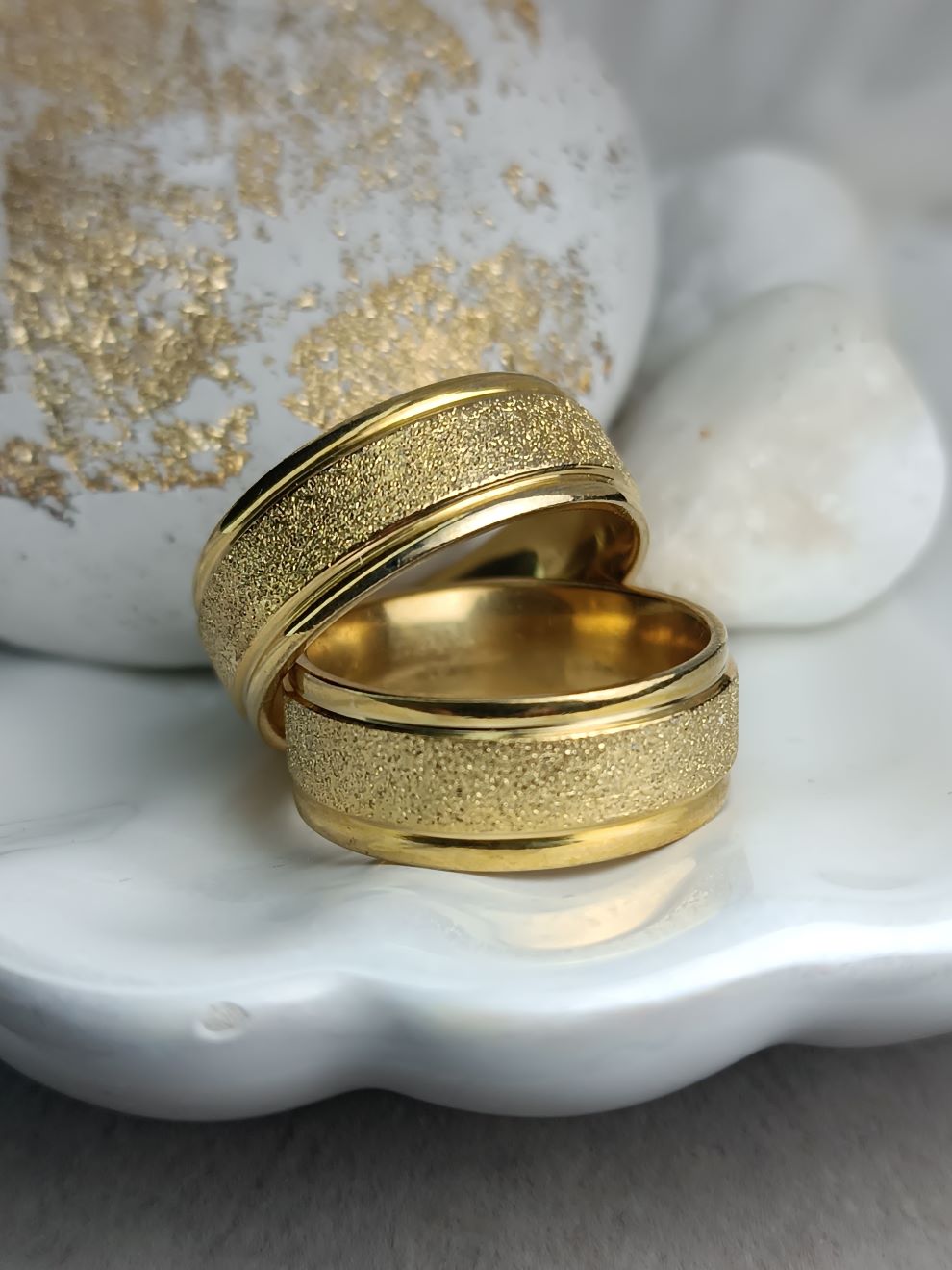 Χρυσές Φαρδιές Βέρες με Σαγρέ Υφή & Γυαλιστερό Φινίρισμα | Kosmimatomania.gr Χρυσές Φαρδιές Βέρες με Σαγρέ Υφή & Γυαλιστερό Φινίρισμα | Kosmimatomania.gr