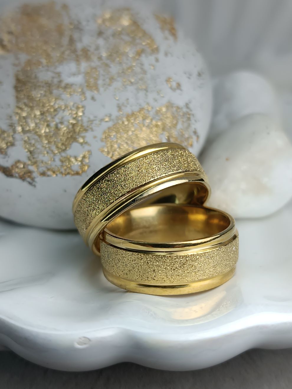 Χρυσές Φαρδιές Βέρες με Σαγρέ Υφή & Γυαλιστερό Φινίρισμα | Kosmimatomania.gr Χρυσές Φαρδιές Βέρες με Σαγρέ Υφή & Γυαλιστερό Φινίρισμα | Kosmimatomania.gr