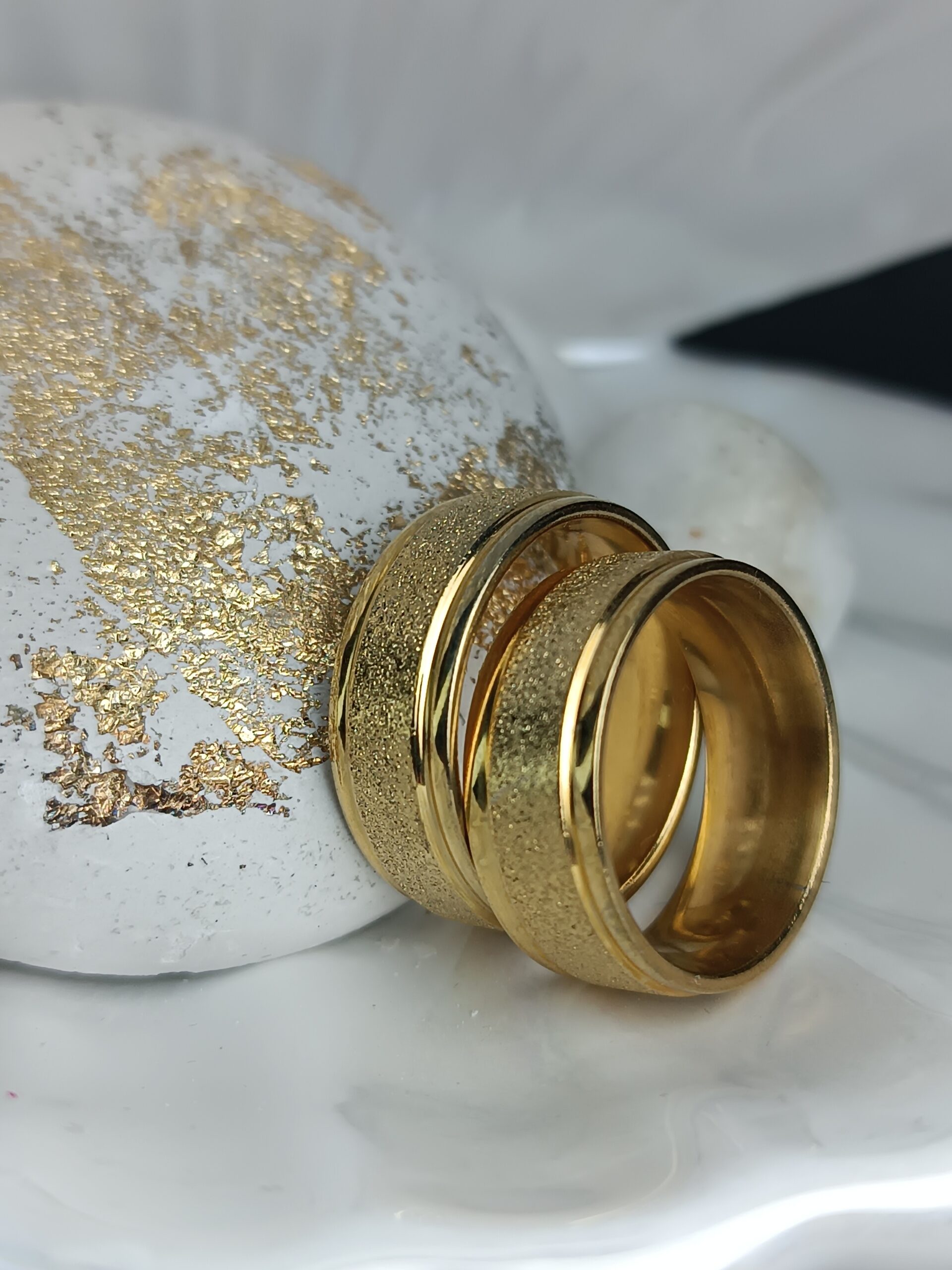 Χρυσές Φαρδιές Βέρες με Σαγρέ Υφή & Γυαλιστερό Φινίρισμα | Kosmimatomania.gr Χρυσές Φαρδιές Βέρες με Σαγρέ Υφή & Γυαλιστερό Φινίρισμα | Kosmimatomania.gr