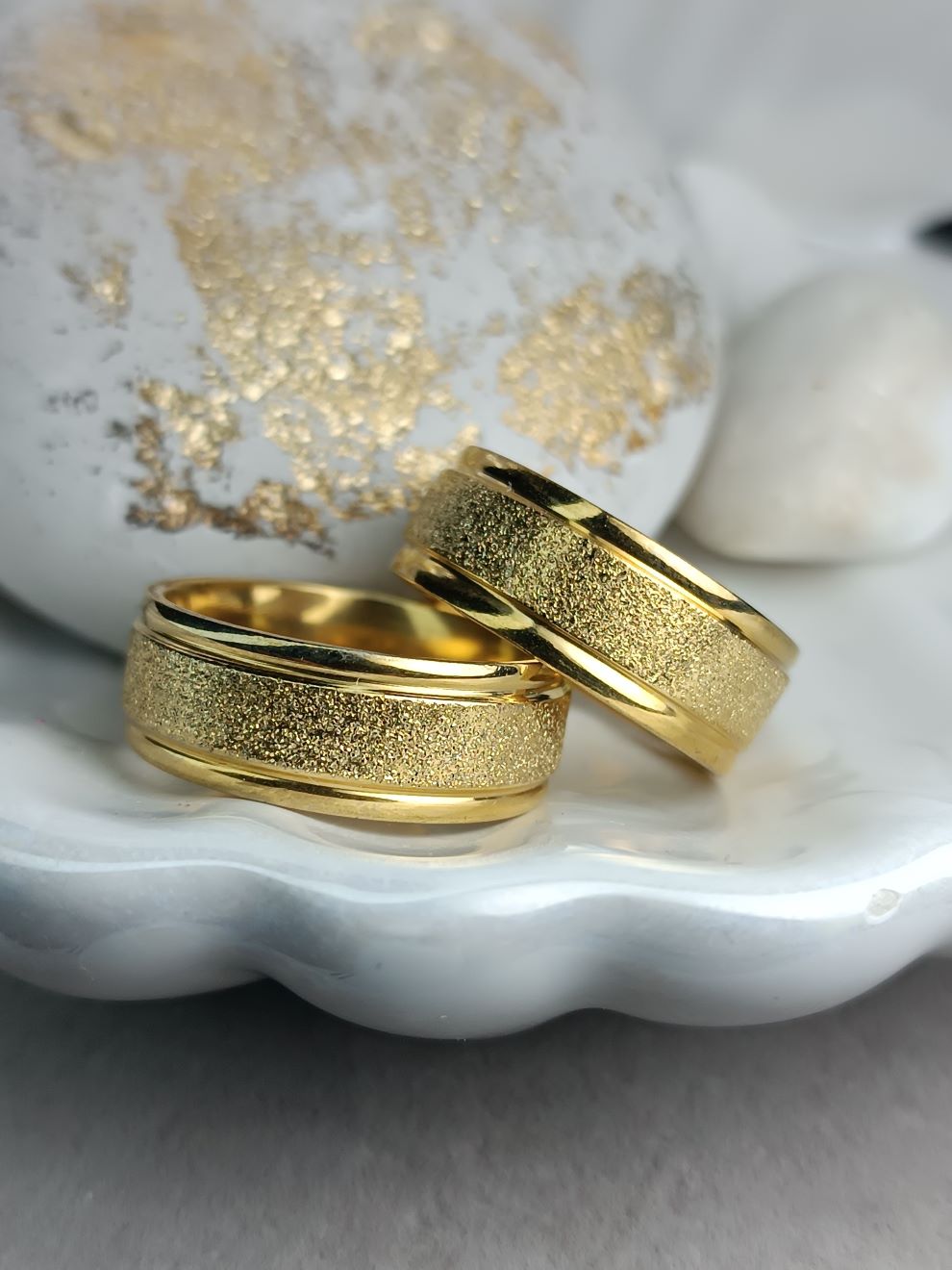 Χρυσές Φαρδιές Βέρες με Σαγρέ Υφή & Γυαλιστερό Φινίρισμα | Kosmimatomania.gr Χρυσές Φαρδιές Βέρες με Σαγρέ Υφή & Γυαλιστερό Φινίρισμα | Kosmimatomania.gr