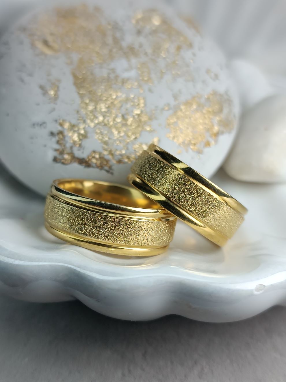 Χρυσές Φαρδιές Βέρες με Σαγρέ Υφή & Γυαλιστερό Φινίρισμα | Kosmimatomania.gr Χρυσές Φαρδιές Βέρες με Σαγρέ Υφή & Γυαλιστερό Φινίρισμα | Kosmimatomania.gr