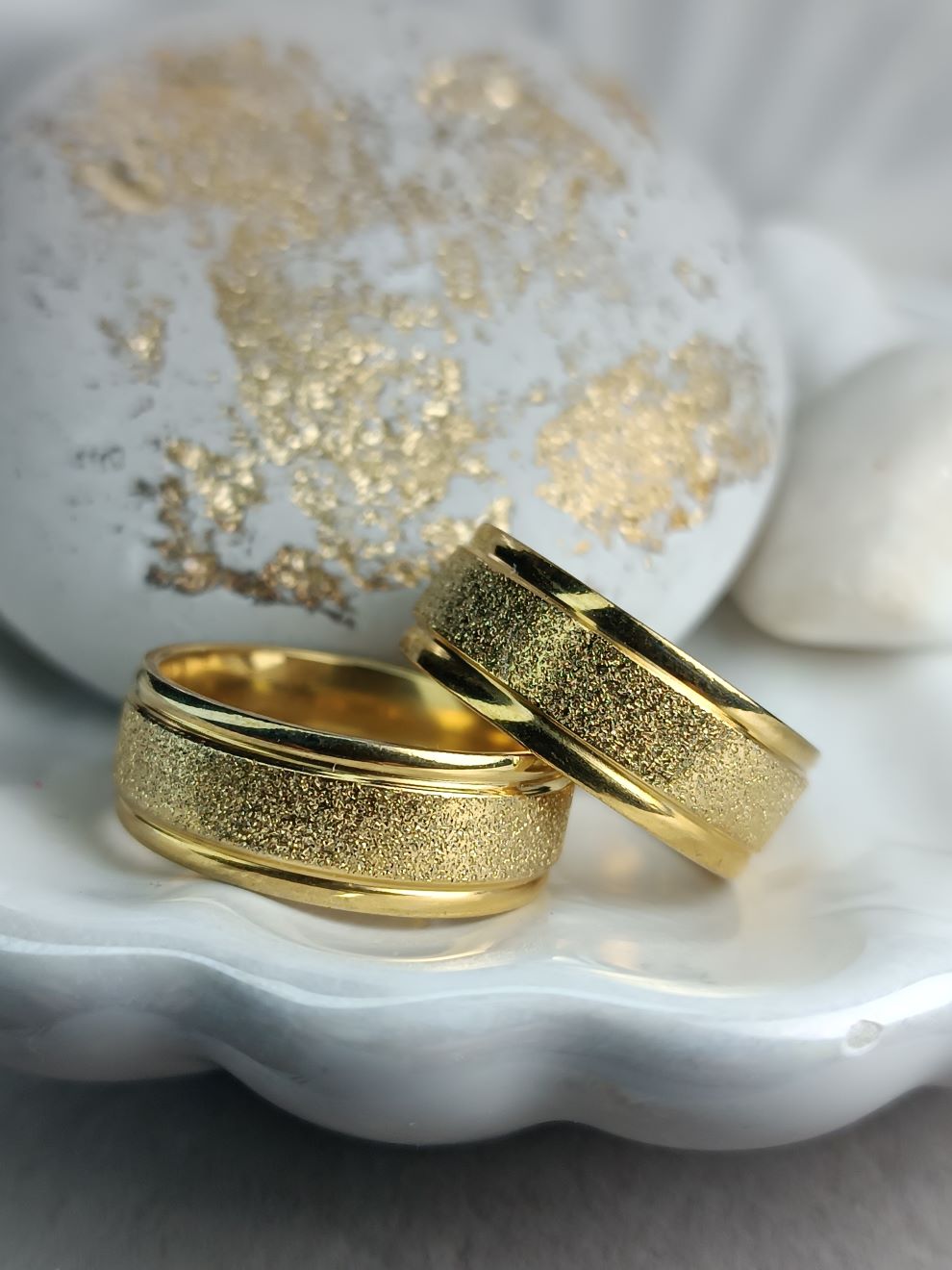 Χρυσές Φαρδιές Βέρες με Σαγρέ Υφή & Γυαλιστερό Φινίρισμα | Kosmimatomania.gr Χρυσές Φαρδιές Βέρες με Σαγρέ Υφή & Γυαλιστερό Φινίρισμα | Kosmimatomania.gr