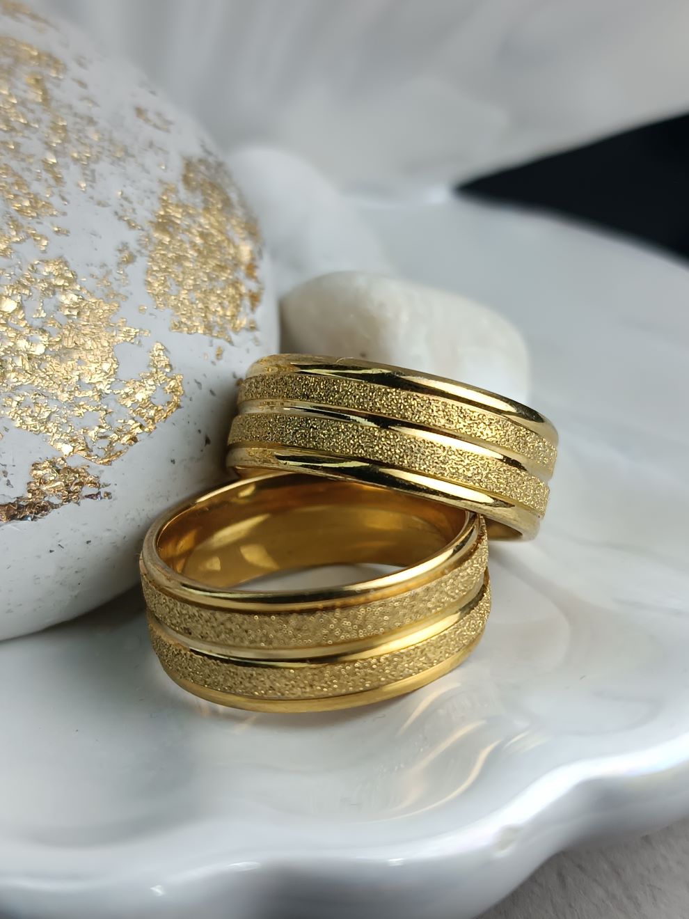 Χρυσές Βέρες με Γυαλιστερό Φινίρισμα & Glitter (ΚΩΔ:8539)– Kosmimatomania.gr Χρυσές Βέρες με Γυαλιστερό Φινίρισμα & Glitter (ΚΩΔ:8539)– Kosmimatomania.gr