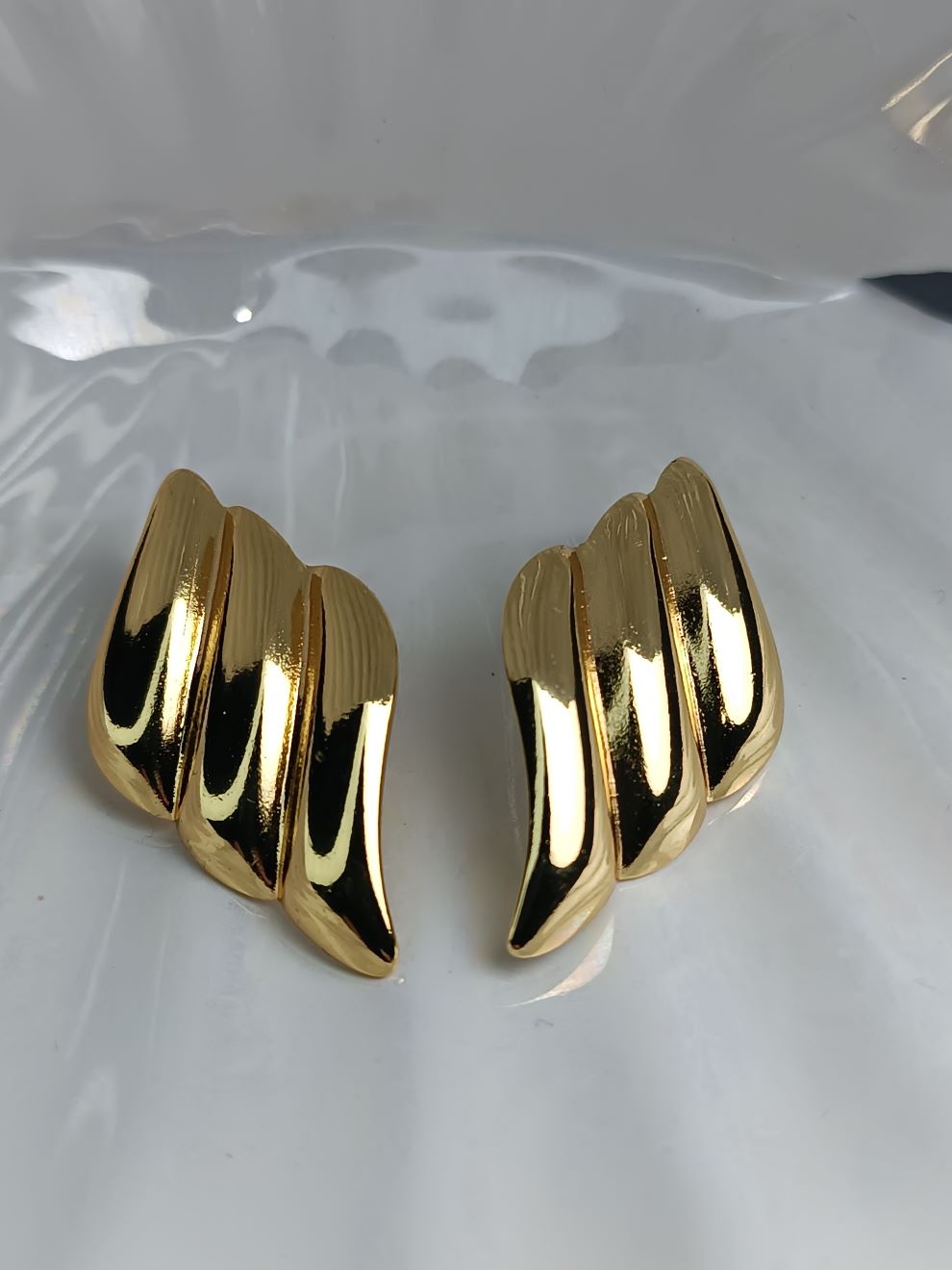 Σκουλαρίκια από Ατσάλι Χρυσά – Statement Σχέδιο για Εντυπωσιακές Εμφανίσεις | Kosmimatomania(ΚΩΔ:5570) Σκουλαρίκια από Ατσάλι Χρυσά – Statement Σχέδιο για Εντυπωσιακές Εμφανίσεις | Kosmimatomania(ΚΩΔ:5570)