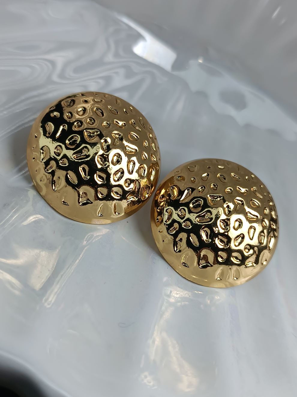 Χρυσά Σφυρήλατα Σκουλαρίκια – Στρογγυλά Statement Earrings από Ανοξείδωτο Ατσάλι (ΚΩΔ:5565) Χρυσά Σφυρήλατα Σκουλαρίκια – Στρογγυλά Statement Earrings από Ανοξείδωτο Ατσάλι (ΚΩΔ:5565)