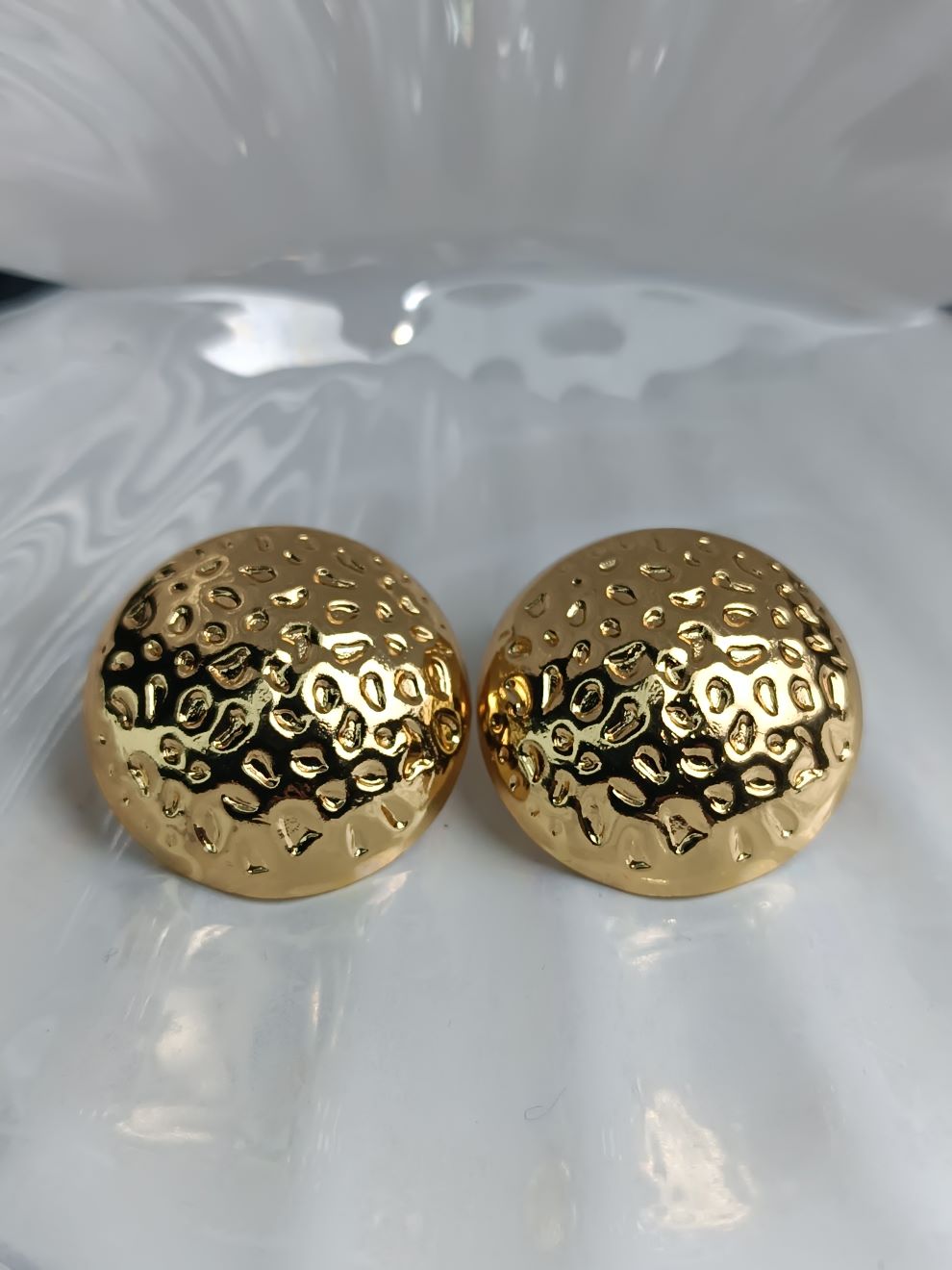 Χρυσά Σφυρήλατα Σκουλαρίκια – Στρογγυλά Statement Earrings από Ανοξείδωτο Ατσάλι (ΚΩΔ:5565) Χρυσά Σφυρήλατα Σκουλαρίκια – Στρογγυλά Statement Earrings από Ανοξείδωτο Ατσάλι (ΚΩΔ:5565)