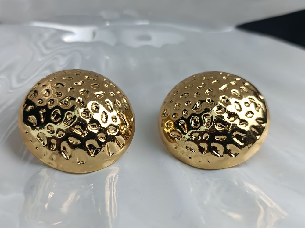 Χρυσά Σφυρήλατα Σκουλαρίκια – Στρογγυλά Statement Earrings από Ανοξείδωτο Ατσάλι (ΚΩΔ:5565) Χρυσά Σφυρήλατα Σκουλαρίκια – Στρογγυλά Statement Earrings από Ανοξείδωτο Ατσάλι (ΚΩΔ:5565)