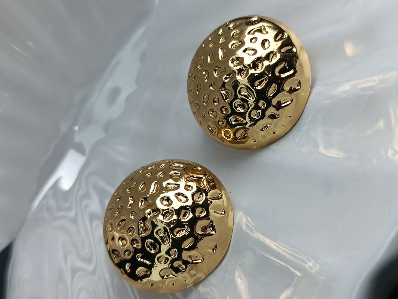 Χρυσά Σφυρήλατα Σκουλαρίκια – Στρογγυλά Statement Earrings από Ανοξείδωτο Ατσάλι (ΚΩΔ:5565) Χρυσά Σφυρήλατα Σκουλαρίκια – Στρογγυλά Statement Earrings από Ανοξείδωτο Ατσάλι (ΚΩΔ:5565)