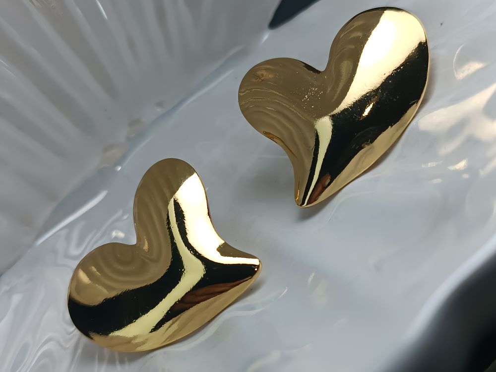 Εντυπωσιακά Σκουλαρίκια Καρδιά από Επιχρυσωμένο Ατσάλι – Statement Glam για Ιδιαίτερες Εμφανίσεις(ΚΩΔ:5576) Εντυπωσιακά Σκουλαρίκια Καρδιά από Επιχρυσωμένο Ατσάλι – Statement Glam για Ιδιαίτερες Εμφανίσεις(ΚΩΔ:5576)