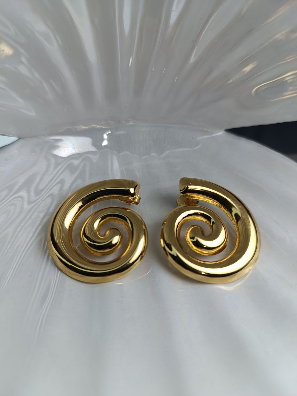 Χρυσά Σκουλαρίκια Σπείρα από Ανοξείδωτο Ατσάλι – Statement Spiral Earrings για Μοναδικές Εμφανίσεις (ΚΩΔ:5577) Χρυσά Σκουλαρίκια Σπείρα από Ανοξείδωτο Ατσάλι – Statement Spiral Earrings για Μοναδικές Εμφανίσεις (ΚΩΔ:5577)