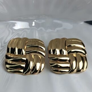 Τετράγωνα Χρυσά Σκουλαρίκια από Ανοξείδωτο Ατσάλι – Ανάγλυφα Clip-On Statement Κοσμήματα (ΚΩΔ:5573) Τετράγωνα Χρυσά Σκουλαρίκια από Ανοξείδωτο Ατσάλι – Ανάγλυφα Clip-On Statement Κοσμήματα (ΚΩΔ:5573)