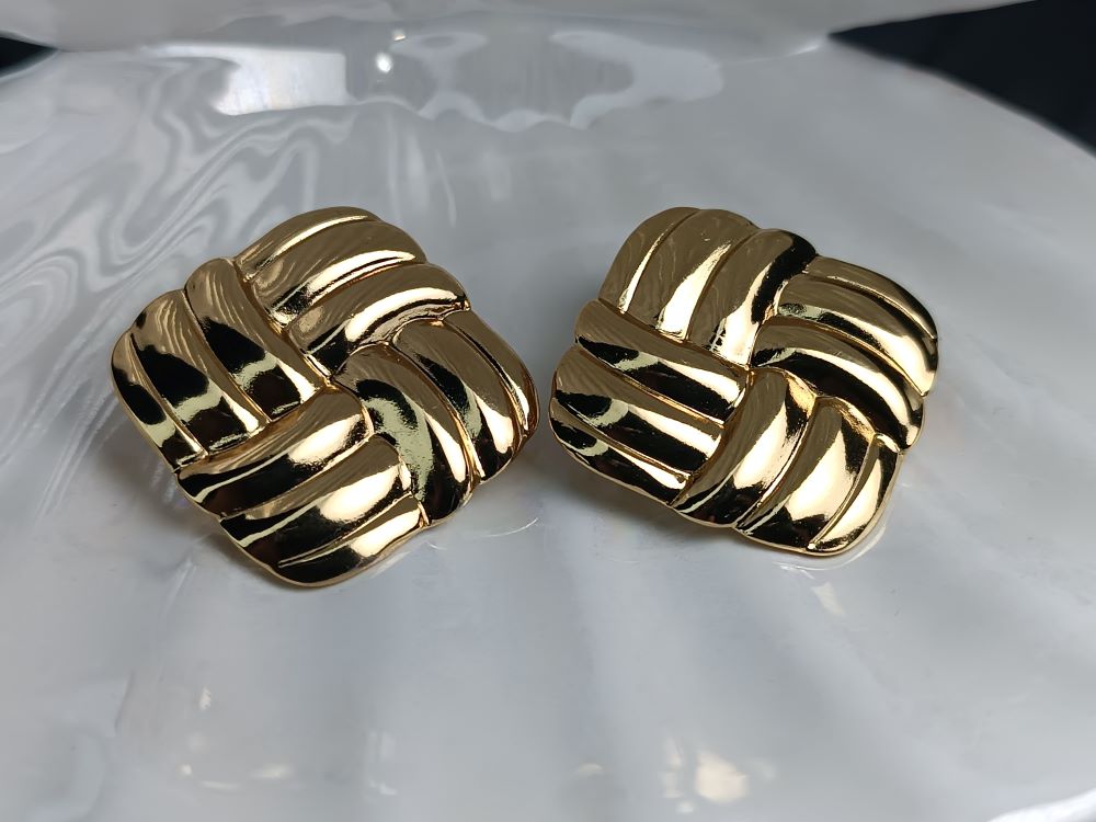 Τετράγωνα Χρυσά Σκουλαρίκια από Ανοξείδωτο Ατσάλι – Ανάγλυφα Clip-On Statement Κοσμήματα (ΚΩΔ:5573) Τετράγωνα Χρυσά Σκουλαρίκια από Ανοξείδωτο Ατσάλι – Ανάγλυφα Clip-On Statement Κοσμήματα (ΚΩΔ:5573)