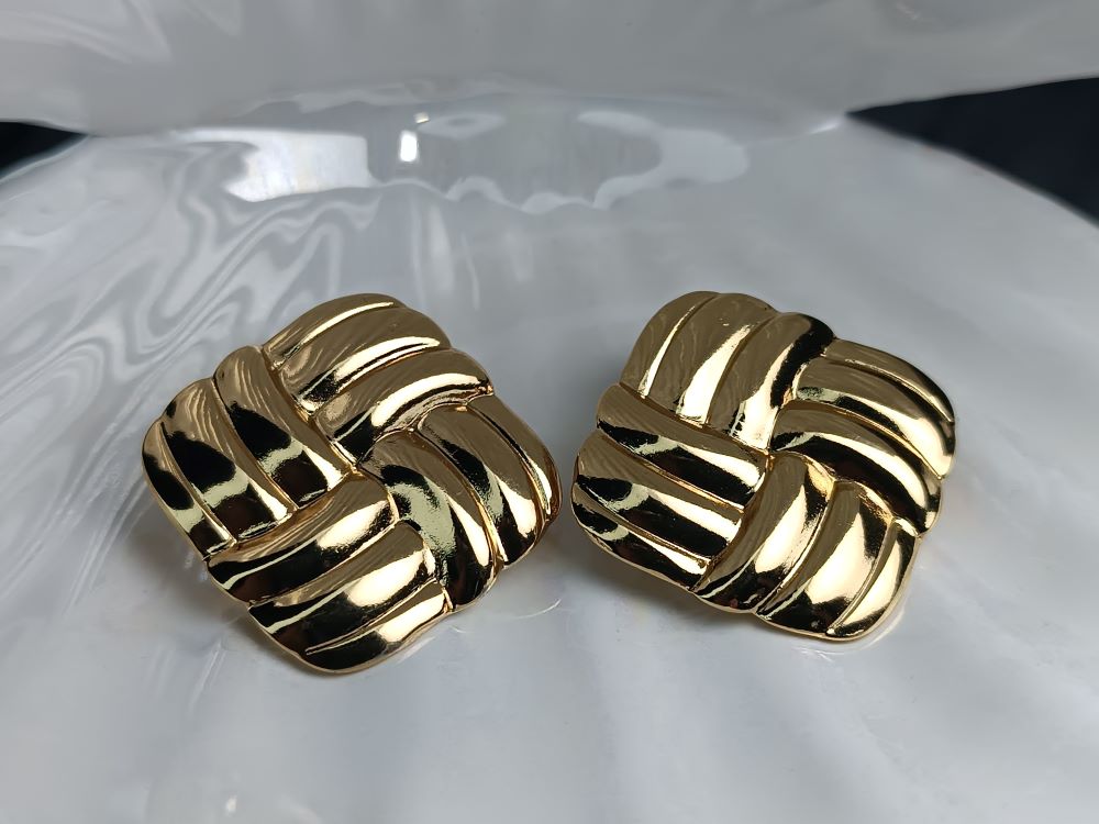 Τετράγωνα Χρυσά Σκουλαρίκια από Ανοξείδωτο Ατσάλι – Ανάγλυφα Clip-On Statement Κοσμήματα (ΚΩΔ:5573) Τετράγωνα Χρυσά Σκουλαρίκια από Ανοξείδωτο Ατσάλι – Ανάγλυφα Clip-On Statement Κοσμήματα (ΚΩΔ:5573)