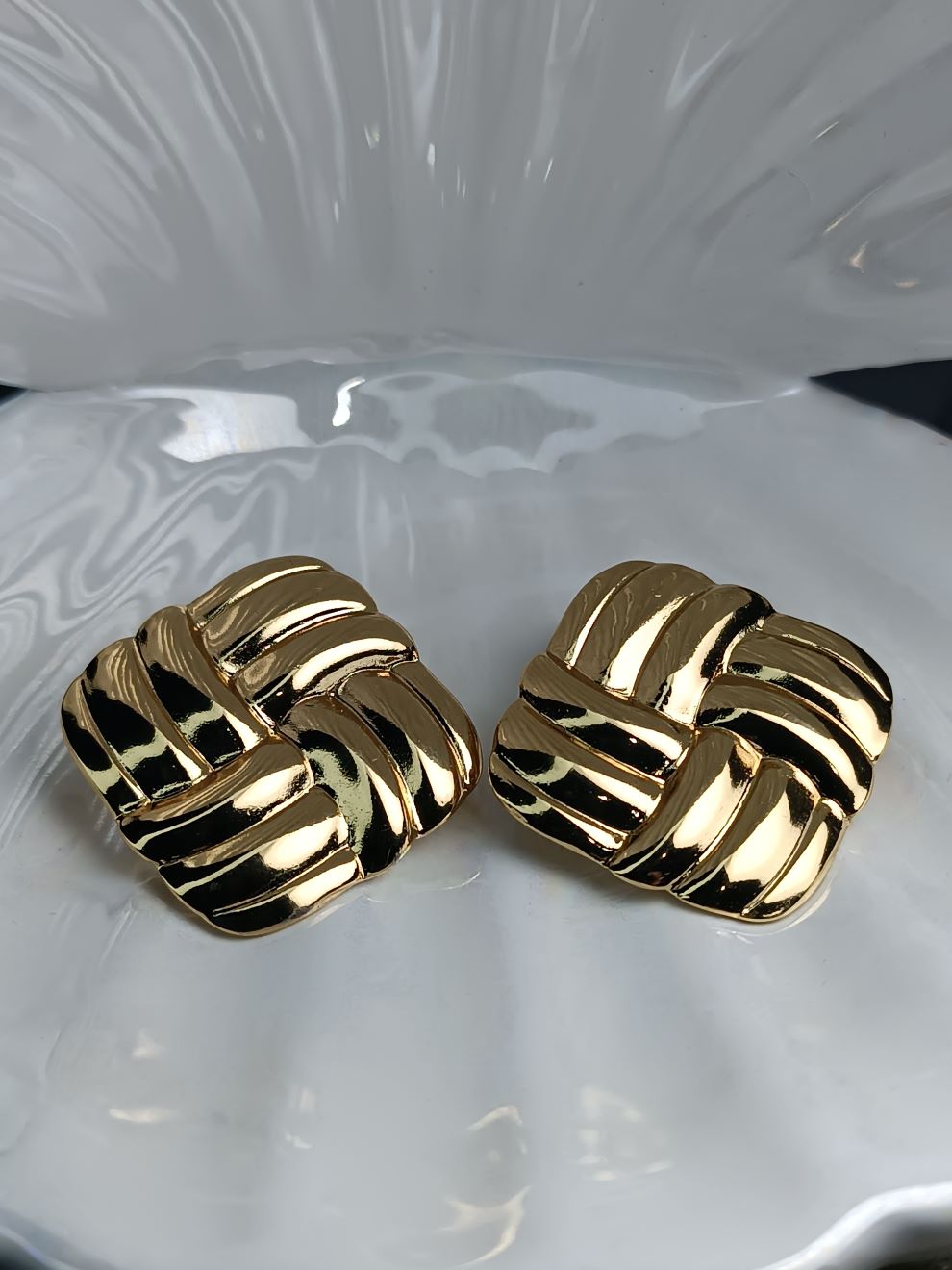 Τετράγωνα Χρυσά Σκουλαρίκια από Ανοξείδωτο Ατσάλι – Ανάγλυφα Clip-On Statement Κοσμήματα (ΚΩΔ:5573) Τετράγωνα Χρυσά Σκουλαρίκια από Ανοξείδωτο Ατσάλι – Ανάγλυφα Clip-On Statement Κοσμήματα (ΚΩΔ:5573)