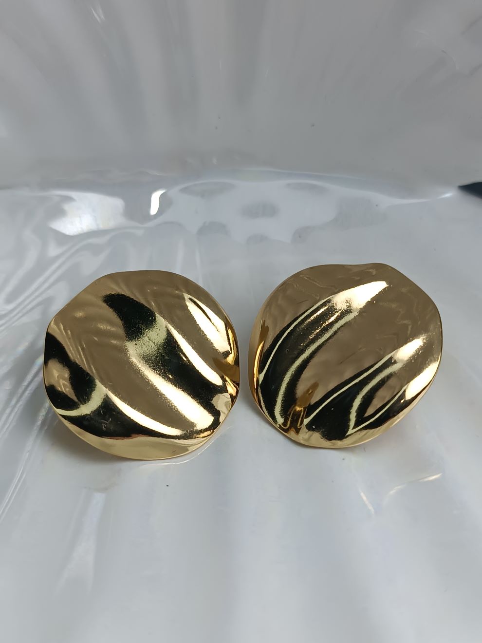 Ανάγλυφα Χρυσά Σκουλαρίκια από Ανοξείδωτο Ατσάλι – Στρογγυλά Statement Σκουλαρίκια (ΚΩΔ:5574) Ανάγλυφα Χρυσά Σκουλαρίκια από Ανοξείδωτο Ατσάλι – Στρογγυλά Statement Σκουλαρίκια (ΚΩΔ:5574)