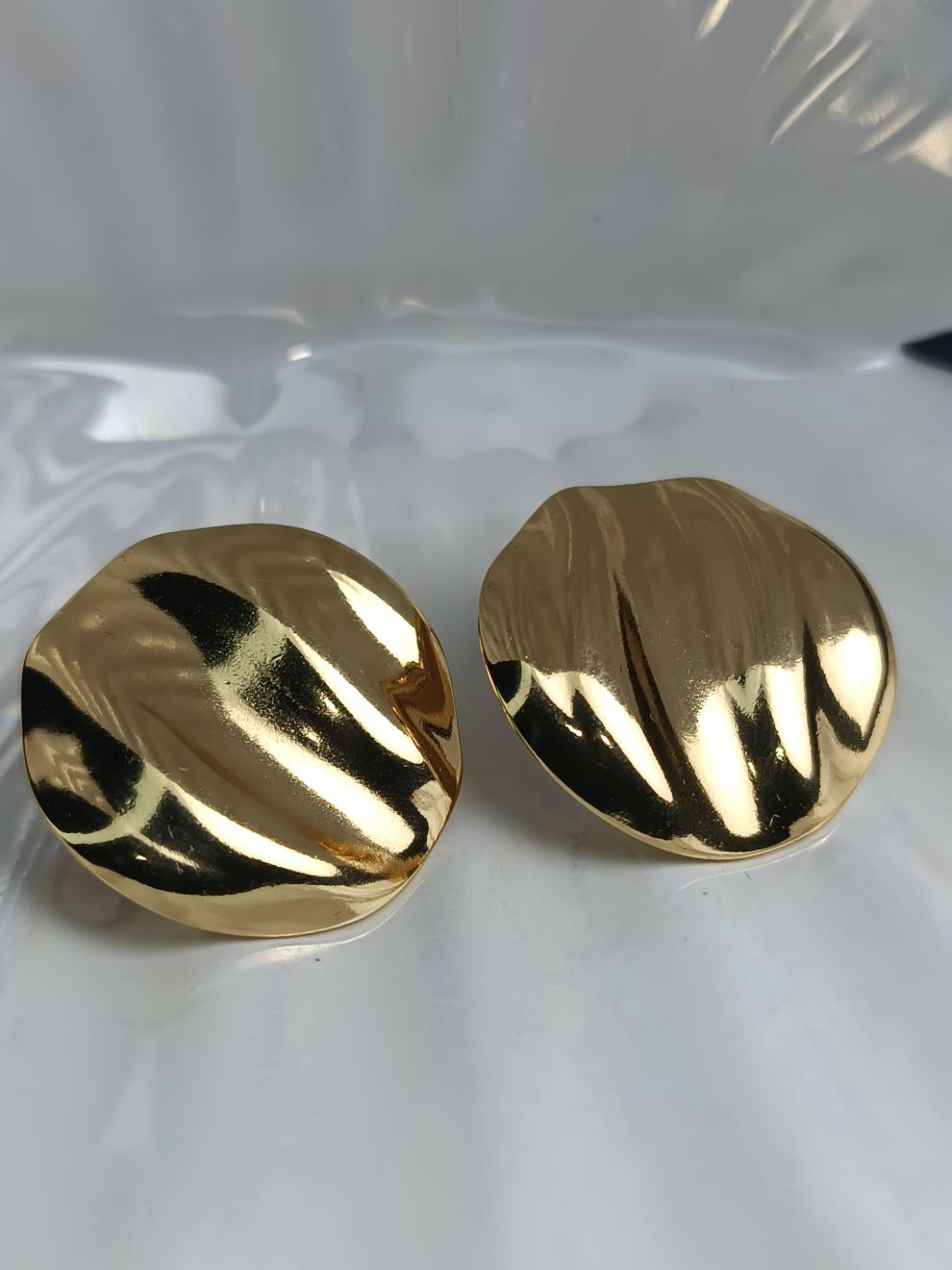 Ανάγλυφα Χρυσά Σκουλαρίκια από Ανοξείδωτο Ατσάλι – Στρογγυλά Statement Σκουλαρίκια (ΚΩΔ:5574) Ανάγλυφα Χρυσά Σκουλαρίκια από Ανοξείδωτο Ατσάλι – Στρογγυλά Statement Σκουλαρίκια (ΚΩΔ:5574)