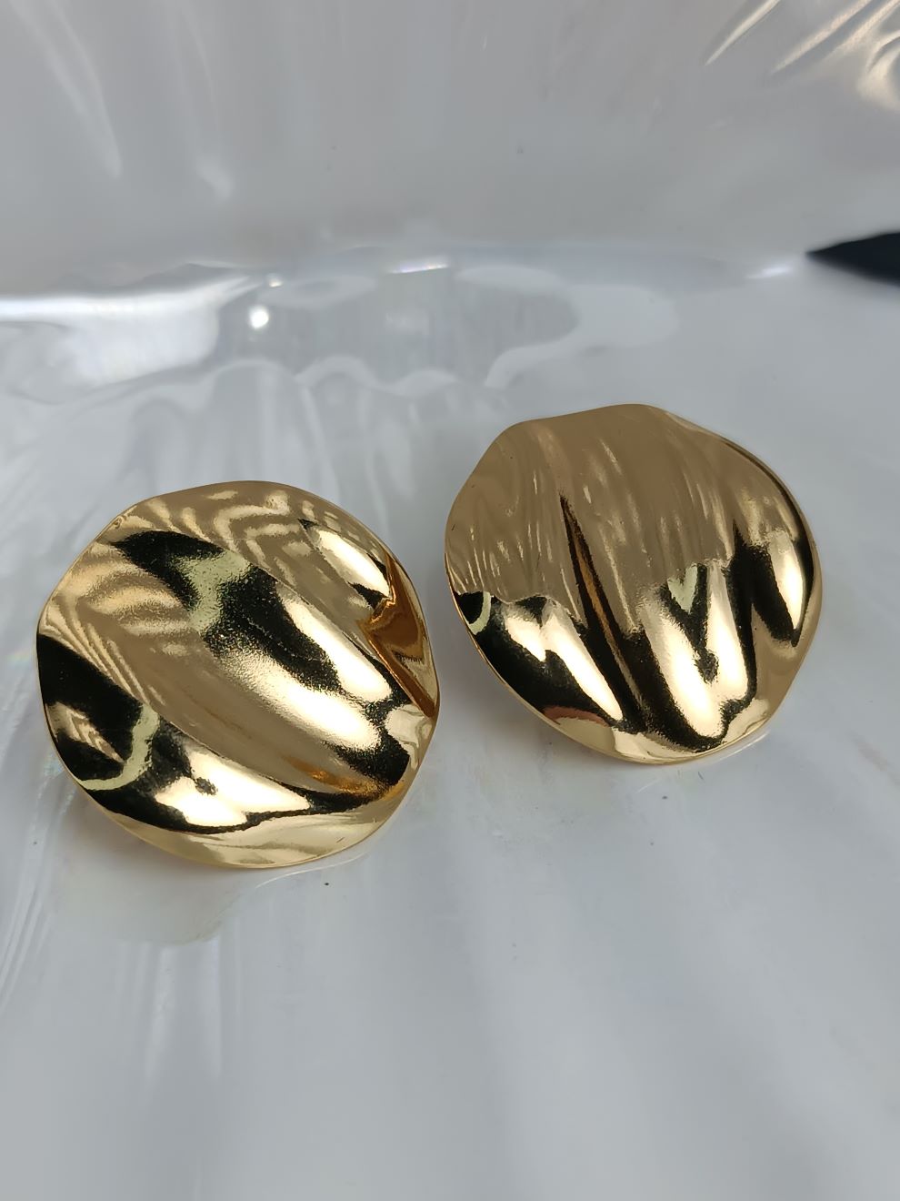 Ανάγλυφα Χρυσά Σκουλαρίκια από Ανοξείδωτο Ατσάλι – Στρογγυλά Statement Σκουλαρίκια (ΚΩΔ:5574) Ανάγλυφα Χρυσά Σκουλαρίκια από Ανοξείδωτο Ατσάλι – Στρογγυλά Statement Σκουλαρίκια (ΚΩΔ:5574)