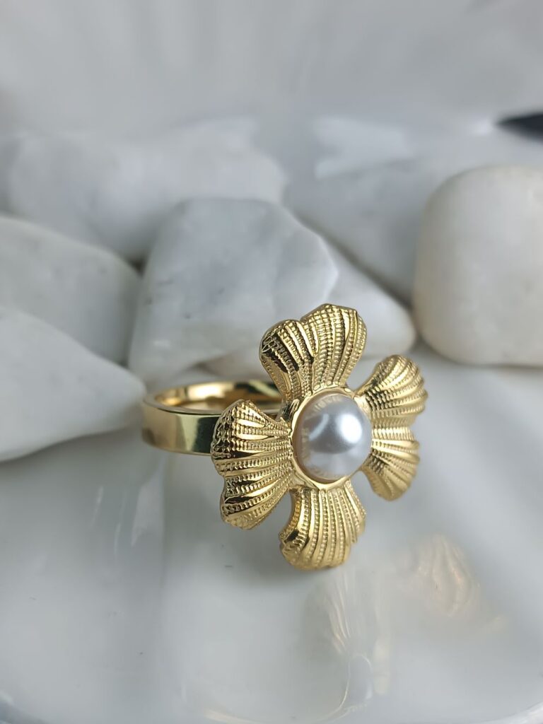 Maximalism 2025: Πώς θα φορέσεις statement κοσμήματα σαν επαγγελματίας