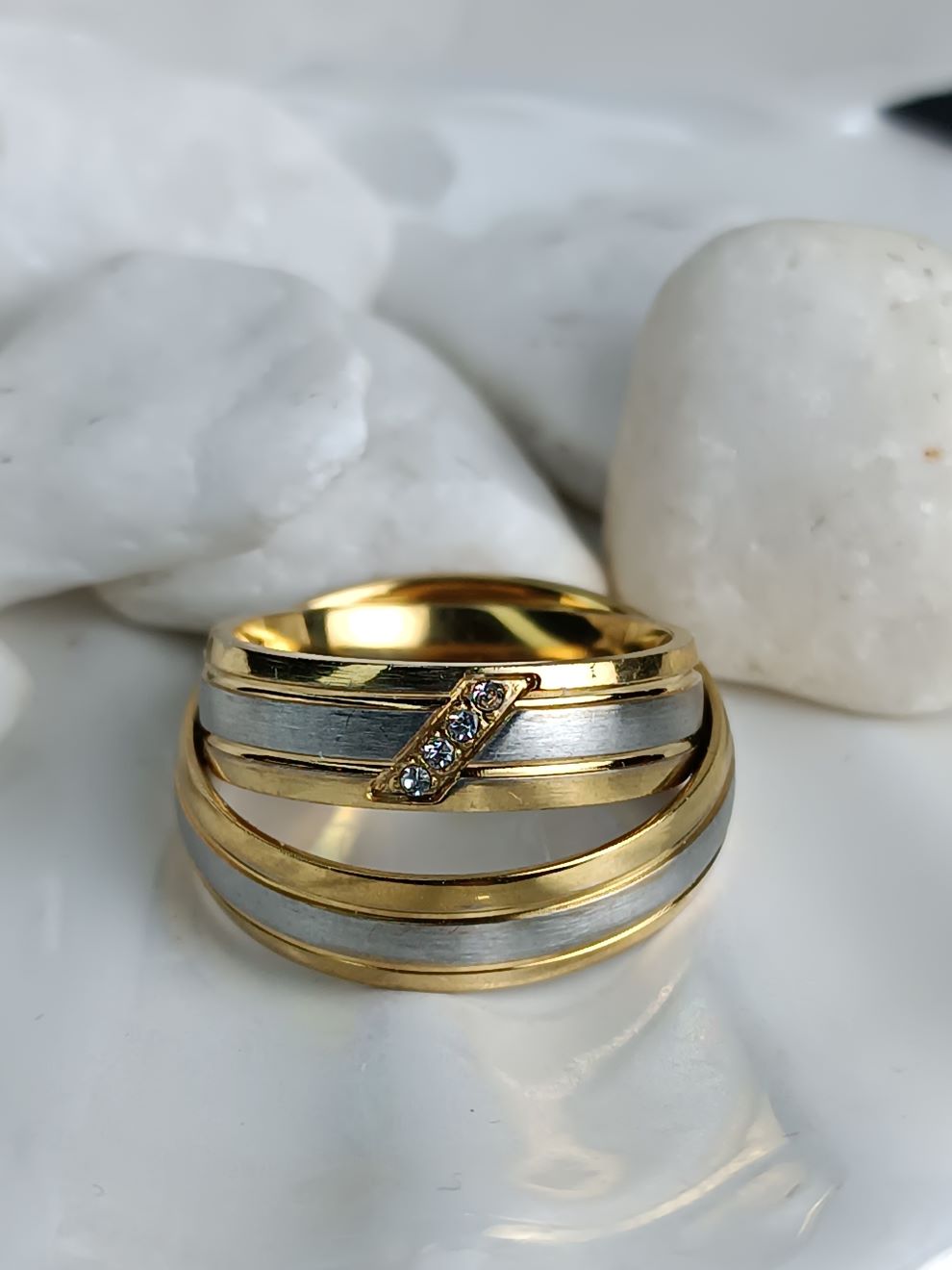 Δίχρωμες Βέρες Ανοξείδωτο Ατσάλι με Χρυσή Λεπτομέρεια (ΚΩΔ:554241) | Kosmimatomania.gr Δίχρωμες Βέρες Ανοξείδωτο Ατσάλι με Χρυσή Λεπτομέρεια (ΚΩΔ:554241) | Kosmimatomania.gr