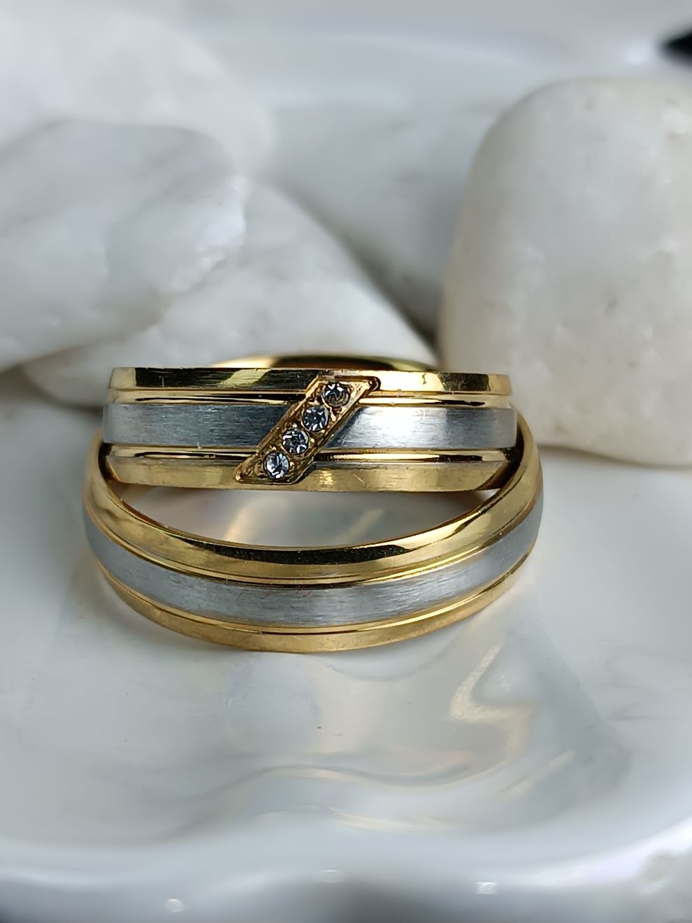 Δίχρωμες Βέρες Ανοξείδωτο Ατσάλι με Χρυσή Λεπτομέρεια (ΚΩΔ:554241) | Kosmimatomania.gr Δίχρωμες Βέρες Ανοξείδωτο Ατσάλι με Χρυσή Λεπτομέρεια (ΚΩΔ:554241) | Kosmimatomania.gr