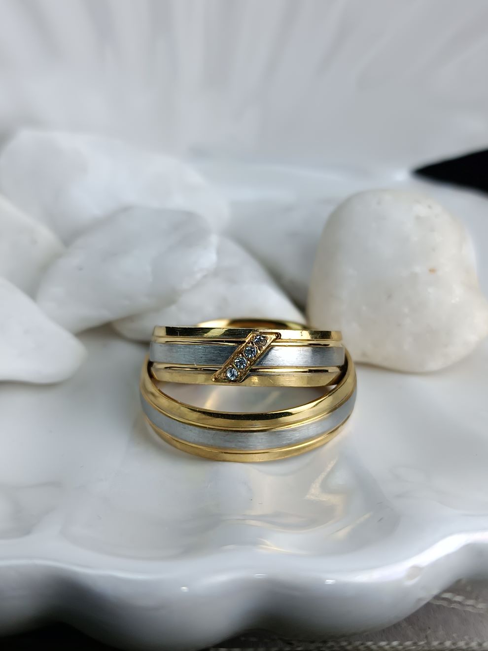 Δίχρωμες Βέρες Ανοξείδωτο Ατσάλι με Χρυσή Λεπτομέρεια (ΚΩΔ:554241) | Kosmimatomania.gr Δίχρωμες Βέρες Ανοξείδωτο Ατσάλι με Χρυσή Λεπτομέρεια (ΚΩΔ:554241) | Kosmimatomania.gr