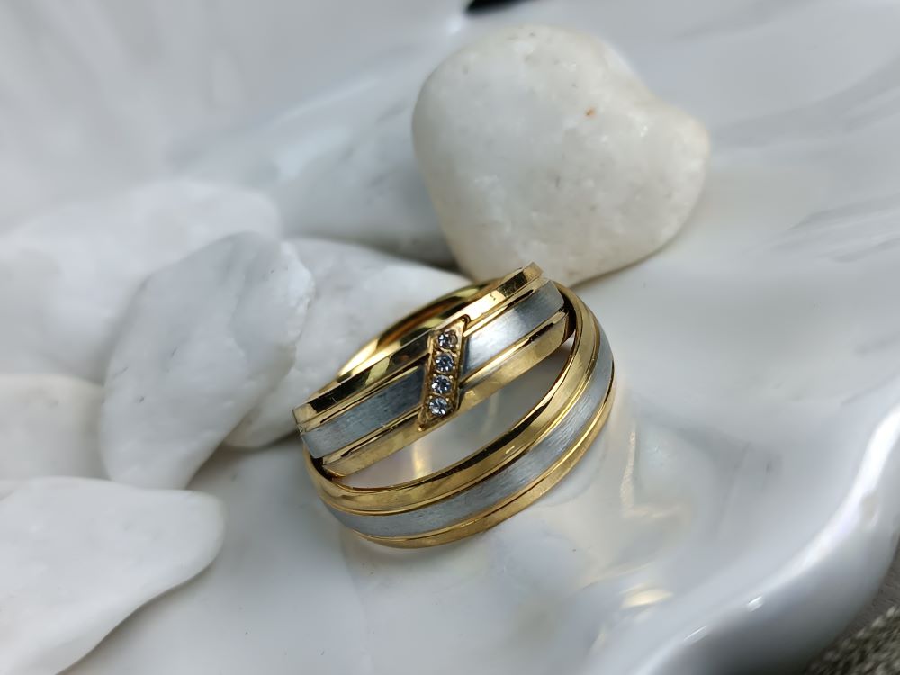 Δίχρωμες Βέρες Ανοξείδωτο Ατσάλι με Χρυσή Λεπτομέρεια (ΚΩΔ:554241) | Kosmimatomania.gr Δίχρωμες Βέρες Ανοξείδωτο Ατσάλι με Χρυσή Λεπτομέρεια (ΚΩΔ:554241) | Kosmimatomania.gr