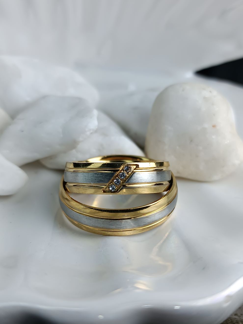 Δίχρωμες Βέρες Ανοξείδωτο Ατσάλι με Χρυσή Λεπτομέρεια (ΚΩΔ:554241) | Kosmimatomania.gr Δίχρωμες Βέρες Ανοξείδωτο Ατσάλι με Χρυσή Λεπτομέρεια (ΚΩΔ:554241) | Kosmimatomania.gr