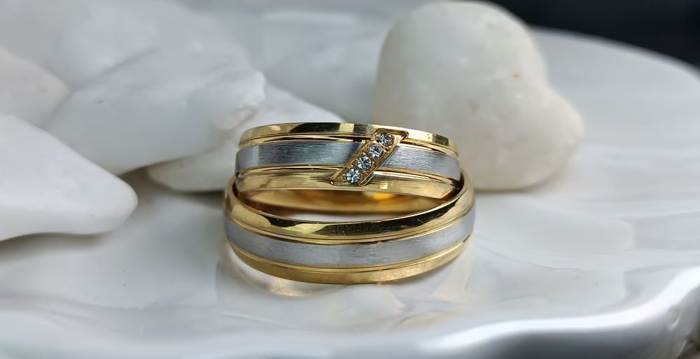 Δίχρωμες Βέρες Ανοξείδωτο Ατσάλι με Χρυσή Λεπτομέρεια (ΚΩΔ:554241) | Kosmimatomania.gr Δίχρωμες Βέρες Ανοξείδωτο Ατσάλι με Χρυσή Λεπτομέρεια (ΚΩΔ:554241) | Kosmimatomania.gr