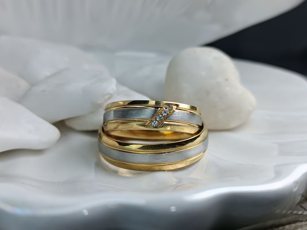 Δίχρωμες Βέρες Ανοξείδωτο Ατσάλι με Χρυσή Λεπτομέρεια (ΚΩΔ:554241) | Kosmimatomania.gr Δίχρωμες Βέρες Ανοξείδωτο Ατσάλι με Χρυσή Λεπτομέρεια (ΚΩΔ:554241) | Kosmimatomania.gr