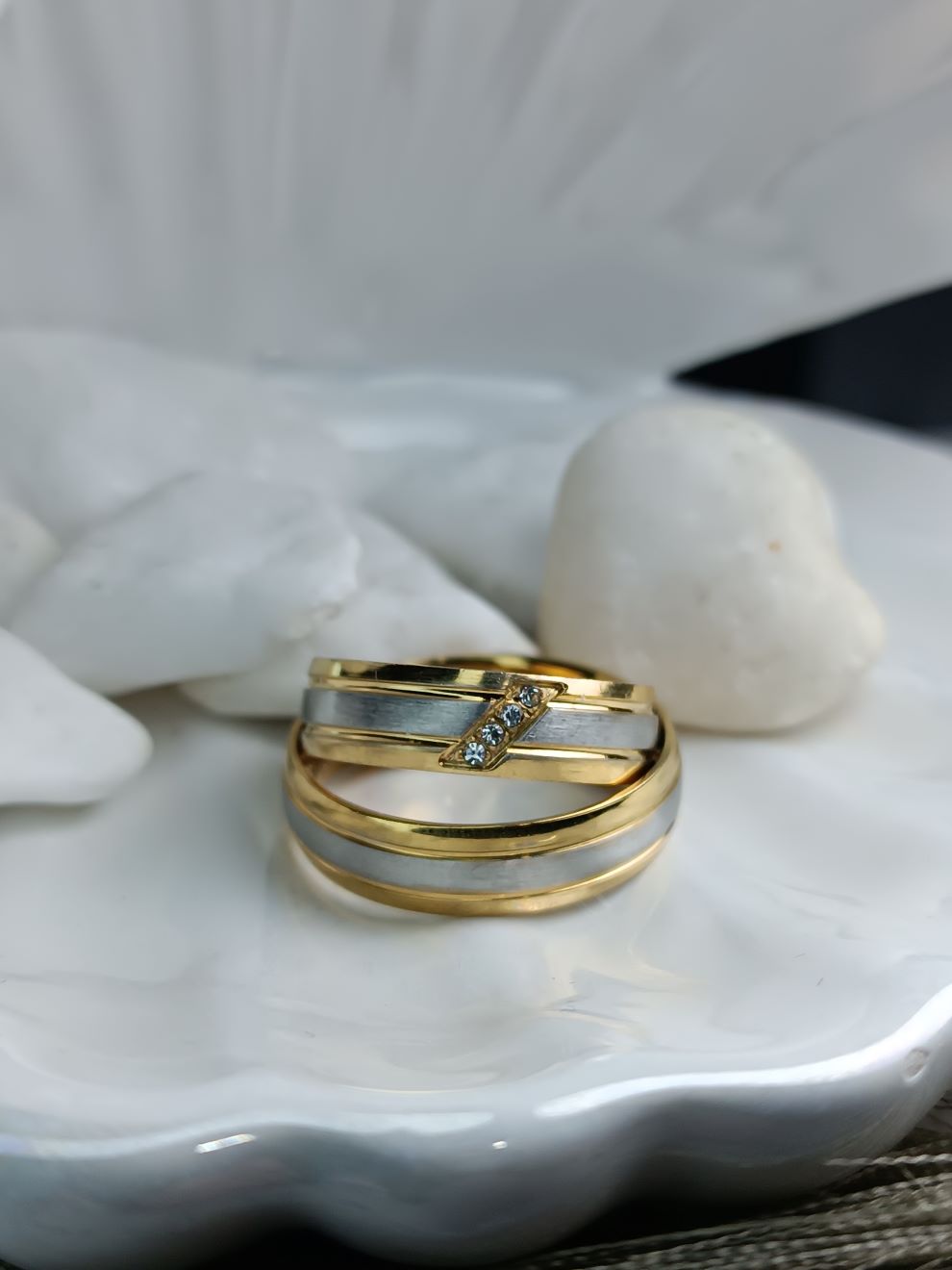 Δίχρωμες Βέρες Ανοξείδωτο Ατσάλι με Χρυσή Λεπτομέρεια (ΚΩΔ:554241) | Kosmimatomania.gr Δίχρωμες Βέρες Ανοξείδωτο Ατσάλι με Χρυσή Λεπτομέρεια (ΚΩΔ:554241) | Kosmimatomania.gr