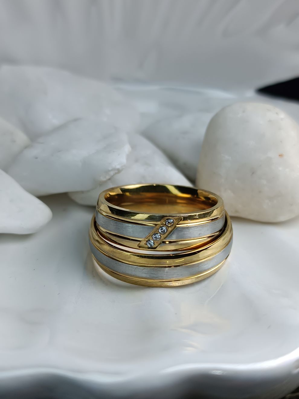 Δίχρωμες Βέρες Ανοξείδωτο Ατσάλι με Χρυσή Λεπτομέρεια (ΚΩΔ:554241) | Kosmimatomania.gr Δίχρωμες Βέρες Ανοξείδωτο Ατσάλι με Χρυσή Λεπτομέρεια (ΚΩΔ:554241) | Kosmimatomania.gr