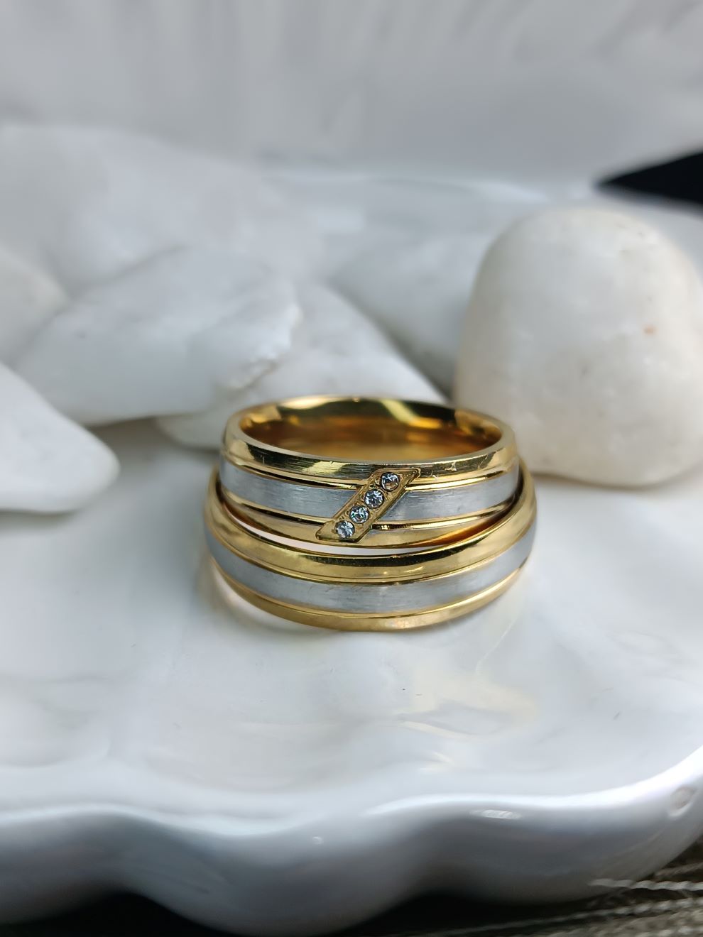 Δίχρωμες Βέρες Ανοξείδωτο Ατσάλι με Χρυσή Λεπτομέρεια (ΚΩΔ:554241) | Kosmimatomania.gr Δίχρωμες Βέρες Ανοξείδωτο Ατσάλι με Χρυσή Λεπτομέρεια (ΚΩΔ:554241) | Kosmimatomania.gr