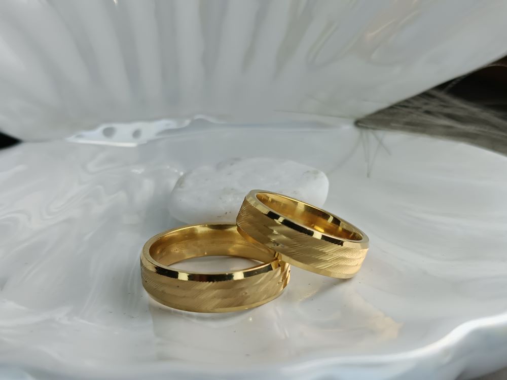 Ανδρικές & Γυναικείες Βέρες από Ατσάλι Χρυσό Χρώμα 6mm | Kosmimatomania.gr Ανδρικές & Γυναικείες Βέρες από Ατσάλι Χρυσό Χρώμα 6mm | Kosmimatomania.gr