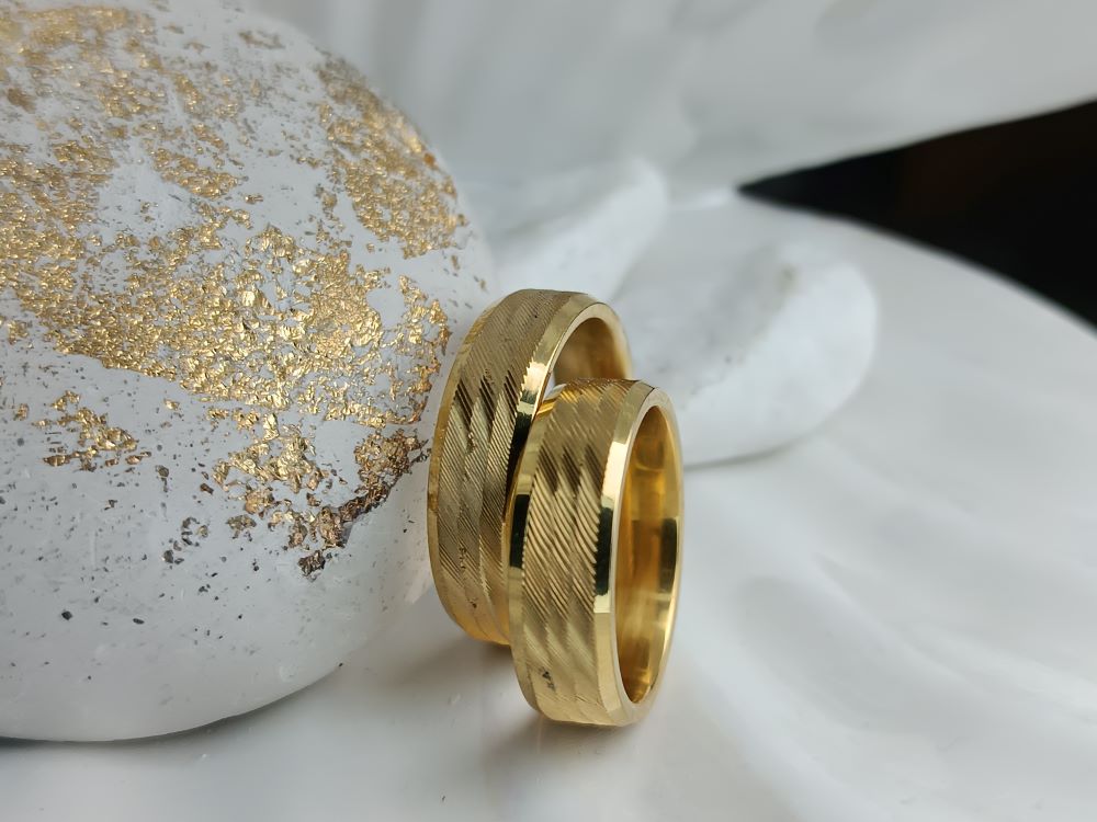 Ανδρικές & Γυναικείες Βέρες από Ατσάλι Χρυσό Χρώμα 6mm | Kosmimatomania.gr Ανδρικές & Γυναικείες Βέρες από Ατσάλι Χρυσό Χρώμα 6mm | Kosmimatomania.gr