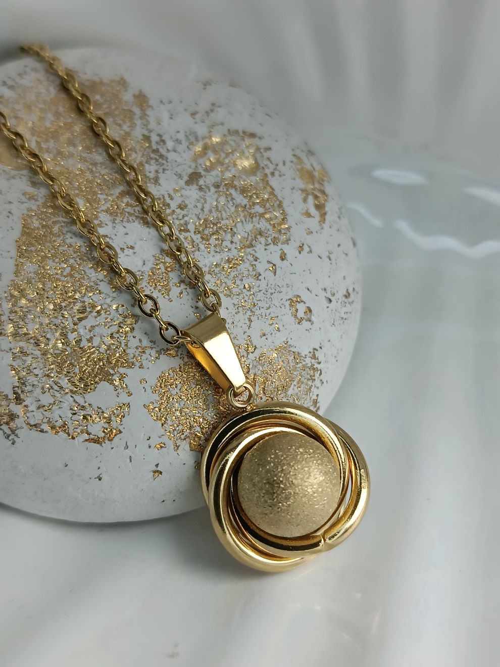 Κολιέ Ατσάλι Χρυσό με Μπίλια στη Μέση – Λαμπερό Κοσμήμα με Χρυσόσκονη (ΚΩΔ:44196) Κολιέ Ατσάλι Χρυσό με Μπίλια στη Μέση – Λαμπερό Κοσμήμα με Χρυσόσκονη (ΚΩΔ:44196)