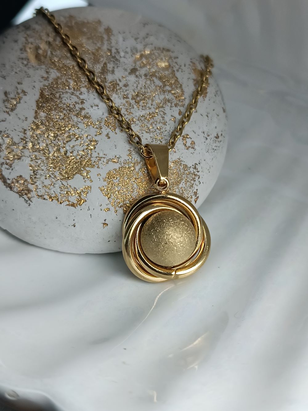 Κολιέ Ατσάλι Χρυσό με Μπίλια στη Μέση – Λαμπερό Κοσμήμα με Χρυσόσκονη (ΚΩΔ:44196) Κολιέ Ατσάλι Χρυσό με Μπίλια στη Μέση – Λαμπερό Κοσμήμα με Χρυσόσκονη (ΚΩΔ:44196)