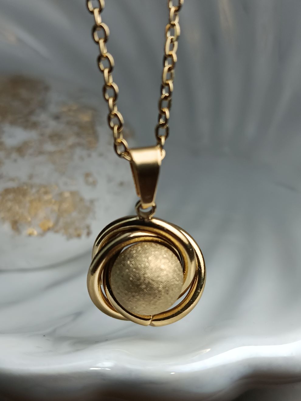 Κολιέ Ατσάλι Χρυσό με Μπίλια στη Μέση – Λαμπερό Κοσμήμα με Χρυσόσκονη (ΚΩΔ:44196) Κολιέ Ατσάλι Χρυσό με Μπίλια στη Μέση – Λαμπερό Κοσμήμα με Χρυσόσκονη (ΚΩΔ:44196)